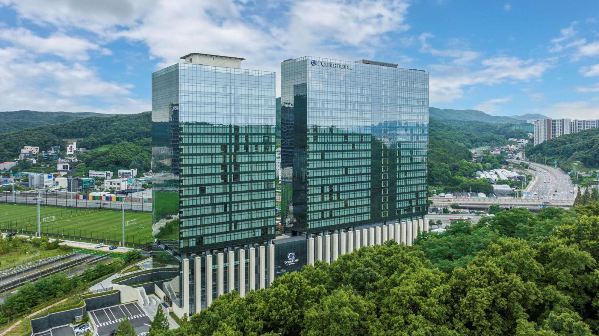 Отель Doubletree By Hilton Seoul Pangyo Соннам Экстерьер фото