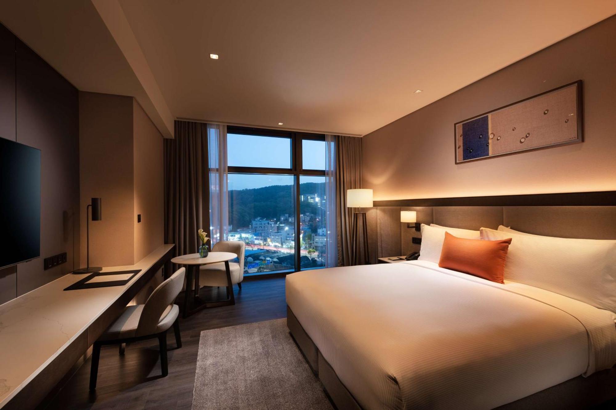 Отель Doubletree By Hilton Seoul Pangyo Соннам Экстерьер фото