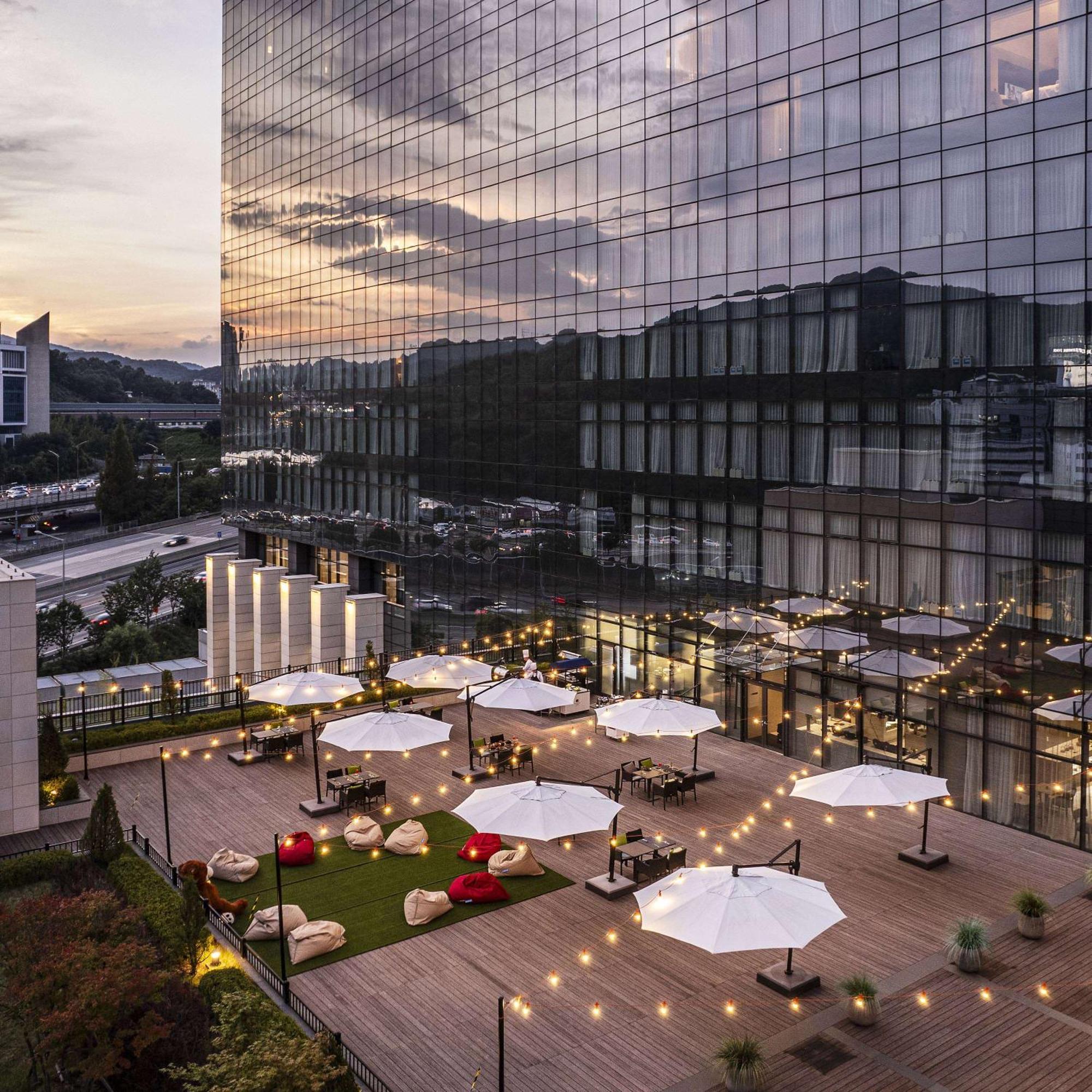 Отель Doubletree By Hilton Seoul Pangyo Соннам Экстерьер фото