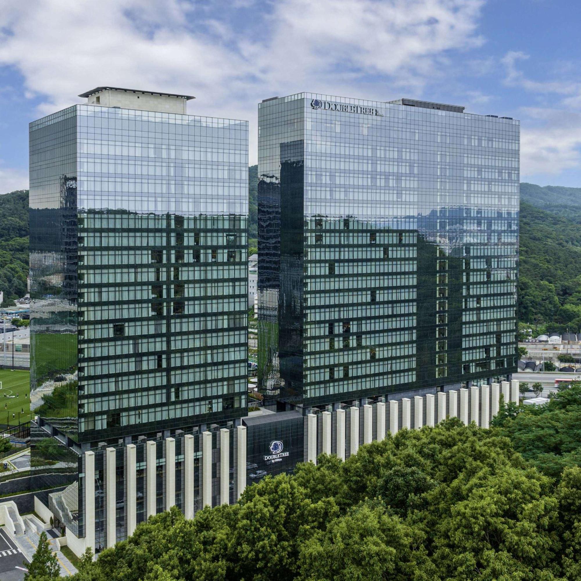 Отель Doubletree By Hilton Seoul Pangyo Соннам Экстерьер фото